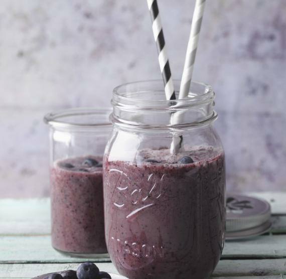 Smoothie in zwei Gläsern mit Strohhalmen