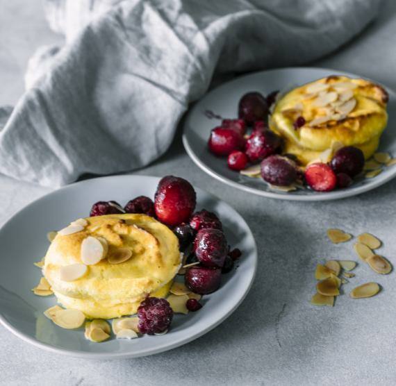 2 Teller mit Soufflé und Beeren