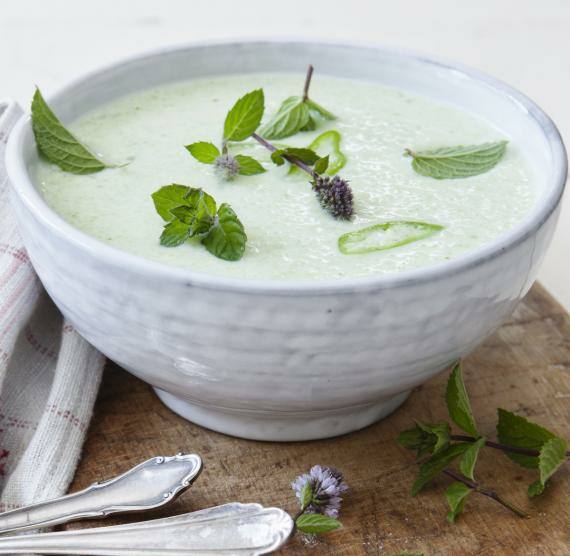 Schale auf Brett, Löffel und Tuch