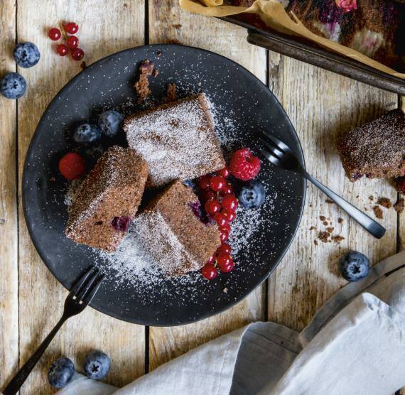 Brownies in Backform und auf einem blauen Teller