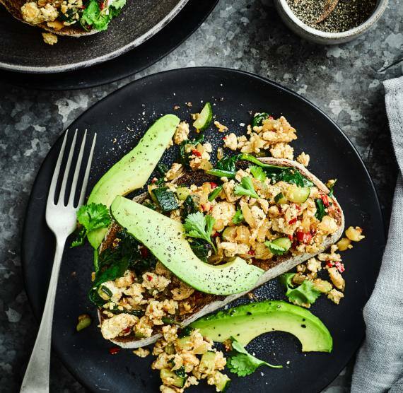 Tofu-Scramble mit Avocado auf dunklen Tellern