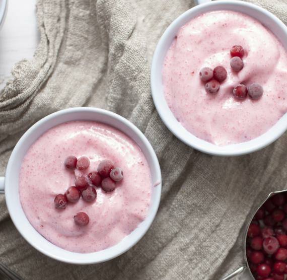 Drei Tassen mit Beeren Porridge auf Stofftuch