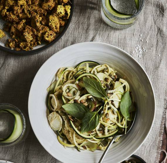 Teller mit Zoodles und Tofuwürfeln auf Stofftuch