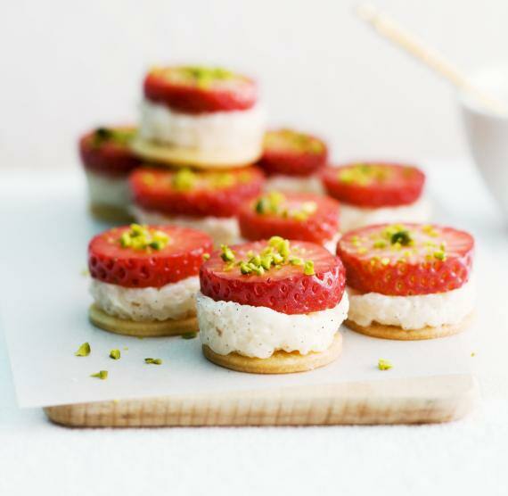 Milchreisplätzchen auf einem Holzbrett