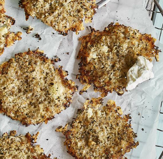 Taler auf einem Gitter mit Dip in Schale