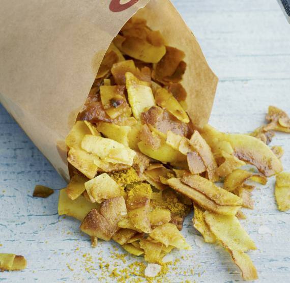 Kokoschips in einer Papiertüte