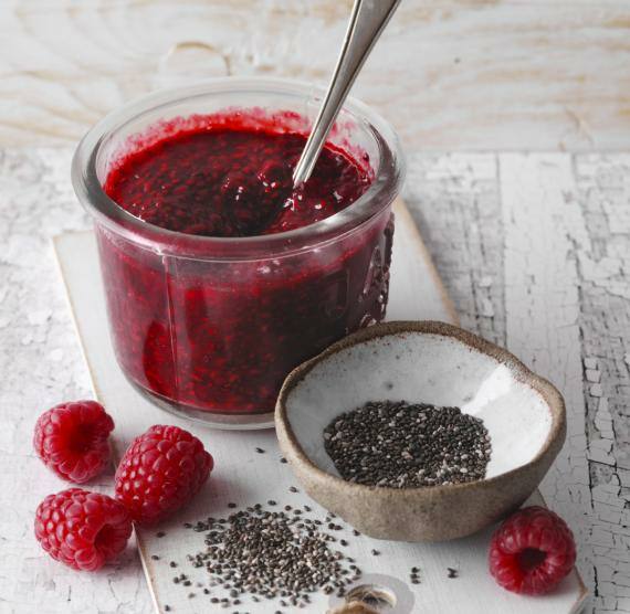 Glas mit Himbeermarmelade schale mit Chiasamen