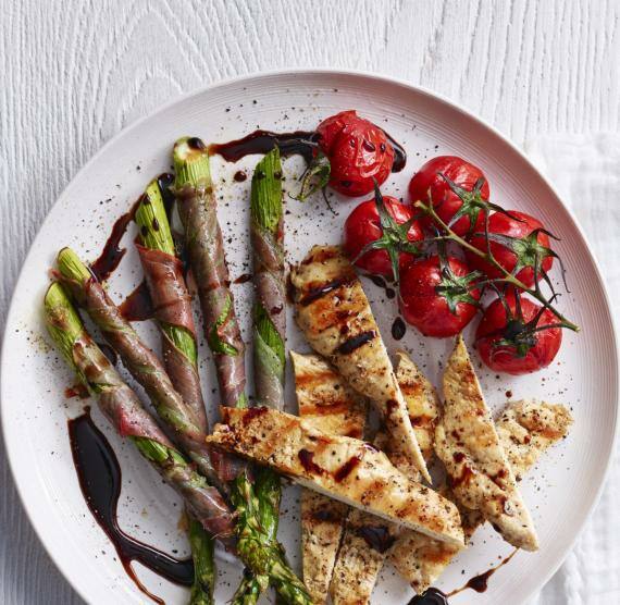 Hähnchen, Spargel und Tomaten auf einem Teller