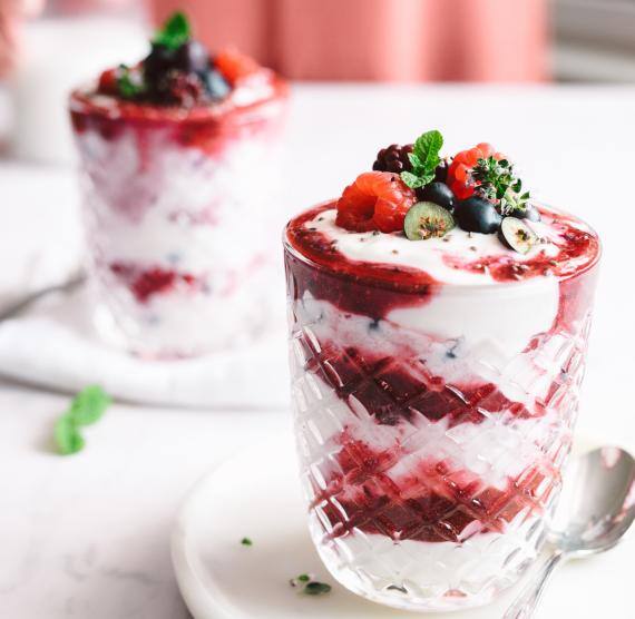 Quarkspeise in zwei Gläsern auf einem Tisch