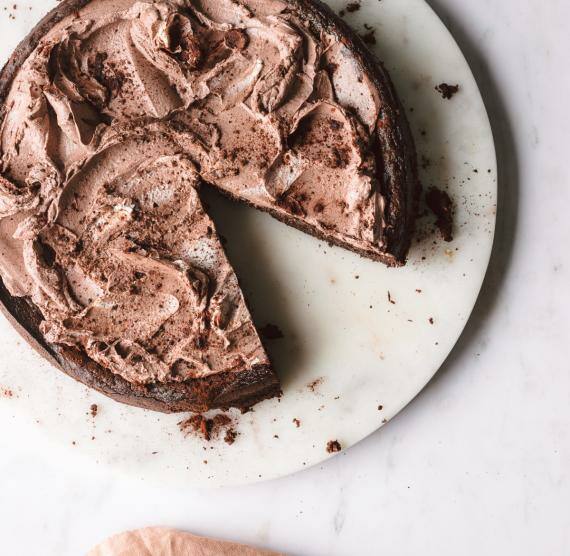 Schokokuchen angeschintten auf einer Kuchenplatte