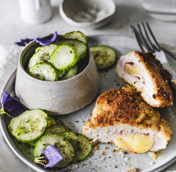 Cordon Bleu und Gurkensalat auf einem Teller