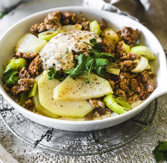 Gemüse und Hackfleisch in einem tiefen Teller