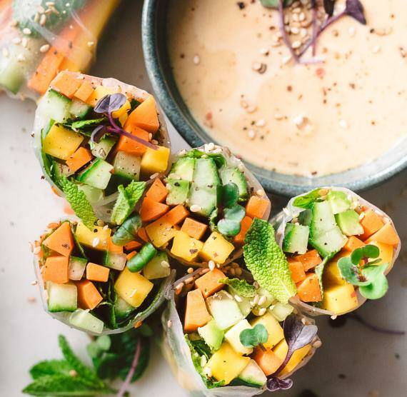 Sommerrollen auf einer Platte mit Dip