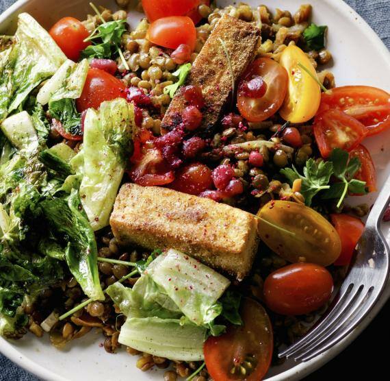 Bowl in einem Teller, Salat, Halloumi und Tomaten