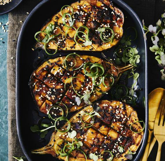 Auberginenhälften mit Füllung in einer Auflaufform