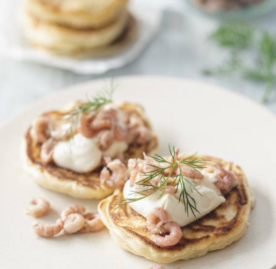 Pancakes mit Krabben auf weißem Teller
