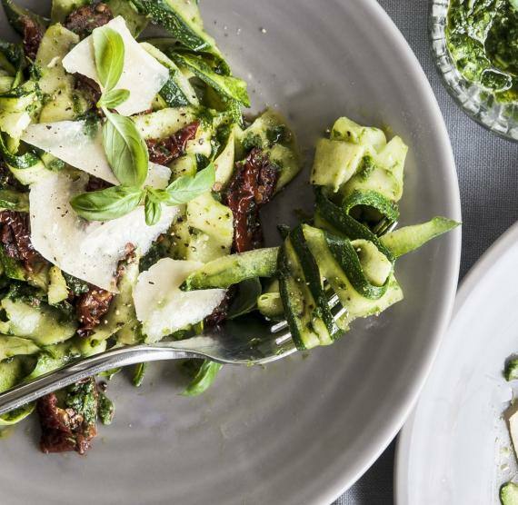 Zucchini-Nudeln in einem grauen Teller