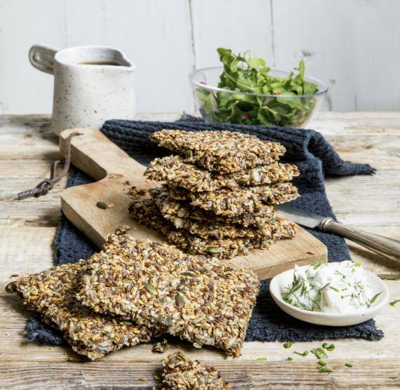 Gestapelte Knäckebrot Scheiben auf Bett