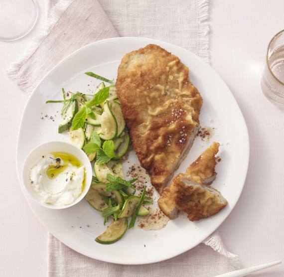 Parmesanschnitzel mit Gemüse auf einem Teller