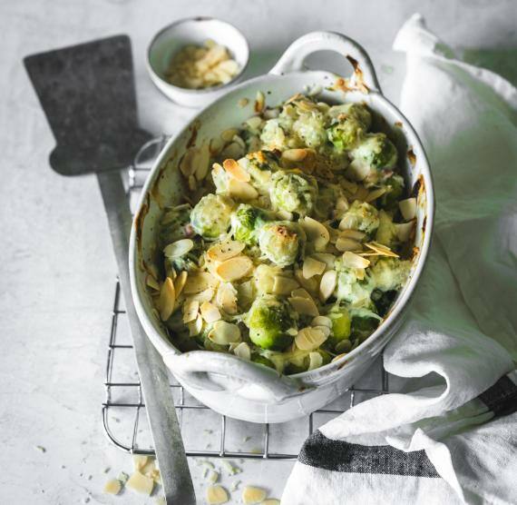 Auflaufform mit Rosenkohl auf Gitter