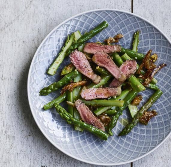 Spargel mit Rindfleisch auf einem Teller