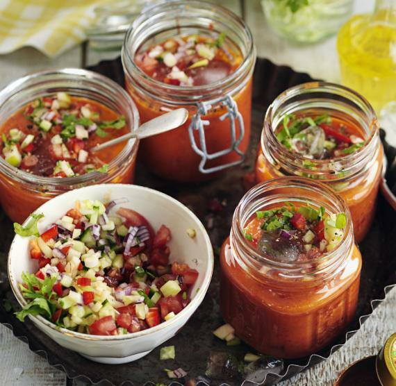 Schale mit Salsa und Gläser mit Gazpacho auf Tablett