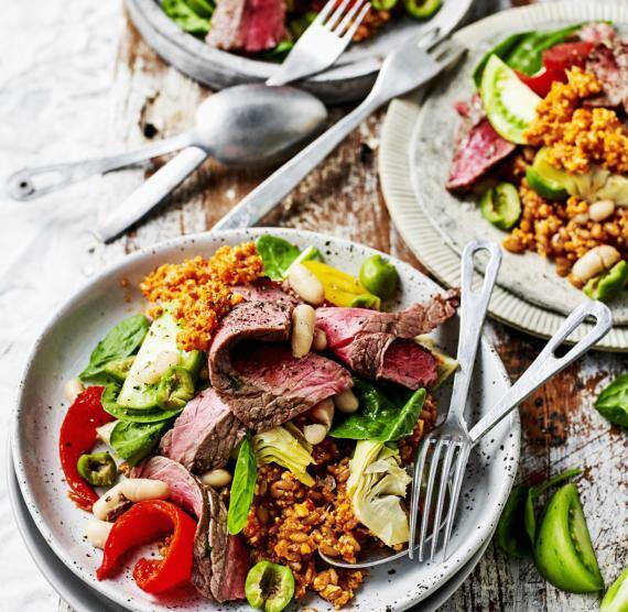 3 Teller mit Rindfleischstreifen und Salat