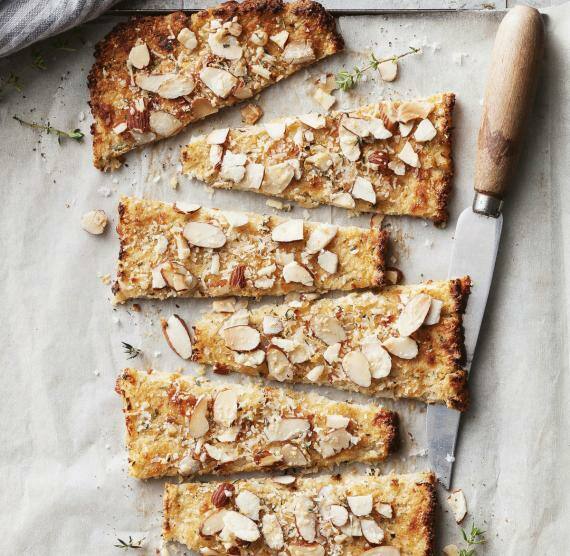 Pizza mit Mandeln auf Backblech