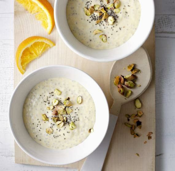 Chia-Pudding in zwei Schalen mit Pistazien und Orangenscheiben