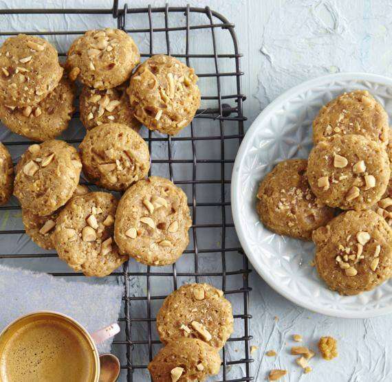 Kekse auf Gitter und Teller, Ednussbutter