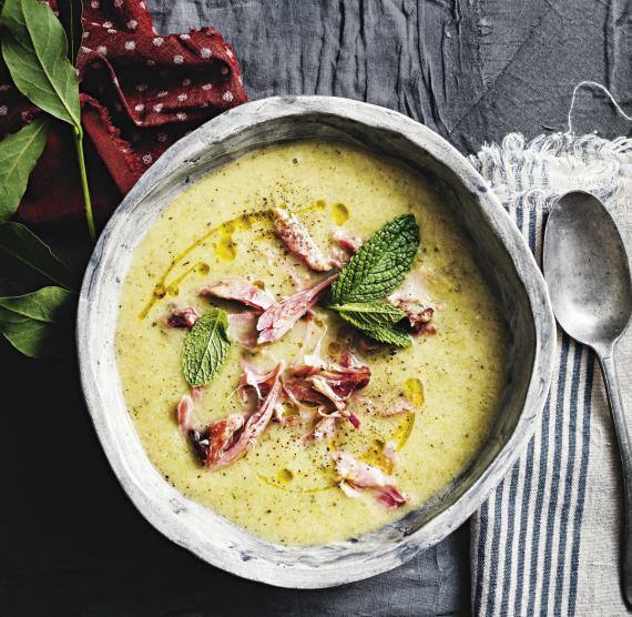 Suppe in Schale mit Schinken und Minze