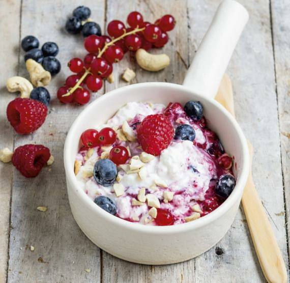 Frischkäse mit Beeren in einer kleinen Schüssel