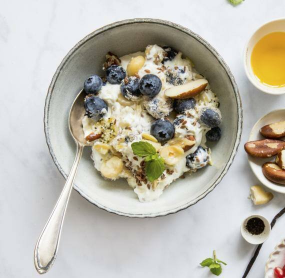 Müsli in einer Schüssel mit Zutaten daneben