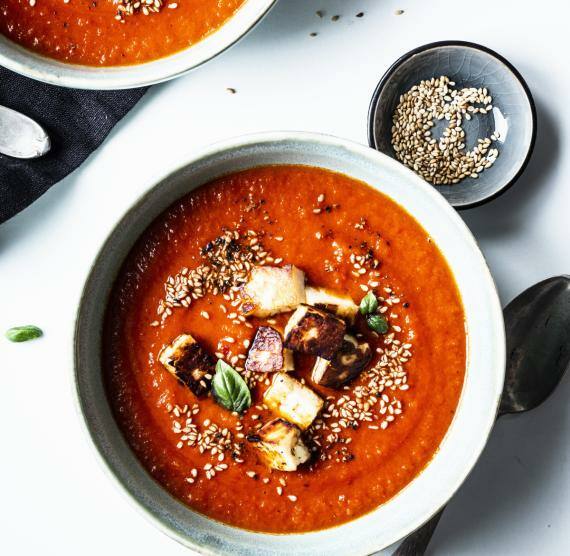 Rote Tomatensuppe in hellen Schüsseln