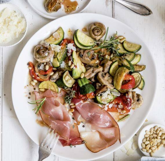 Verschiedene Gemüse, Fleisch und Wurst auf einem Teller