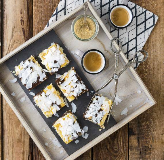 Kuchen mit Kokosraspeln auf einem Holztablett
