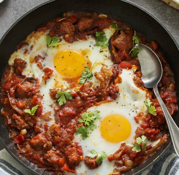 Shakshuka (pochierte Eier in Tomatensauce, Nordafrika)