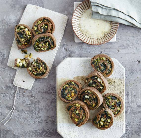 Mehrere Spinatschnecken auf Marmorbrettern