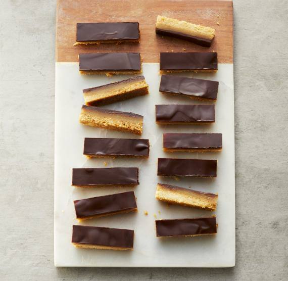Schoko-Erdnuss-Riegel auf einem Brett