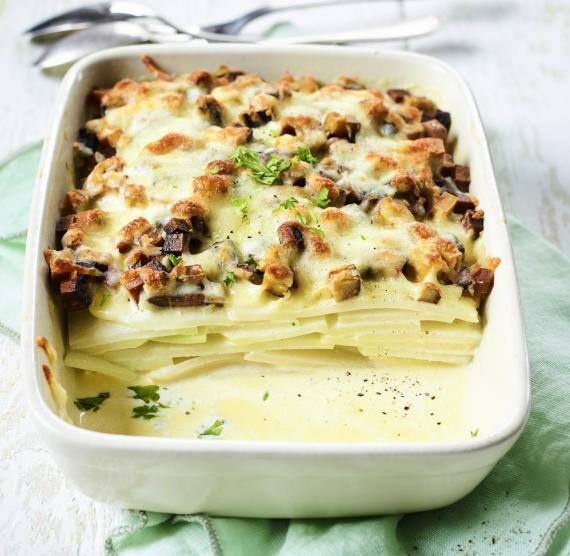 Auflaufform mit Gratin auf grünem Küchentuch