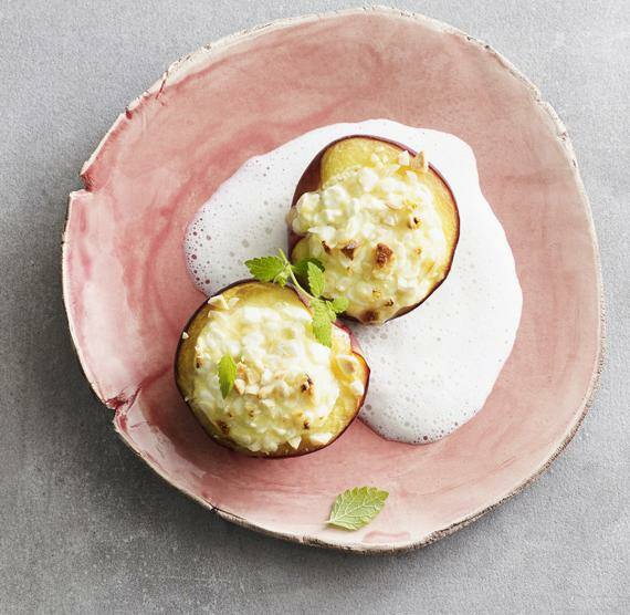 Pfirsiche auf einem rosa Teller