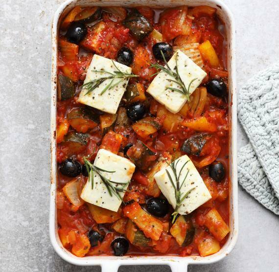 Auflaufform mit Gemüse, Feta und Rosmarinzweigen