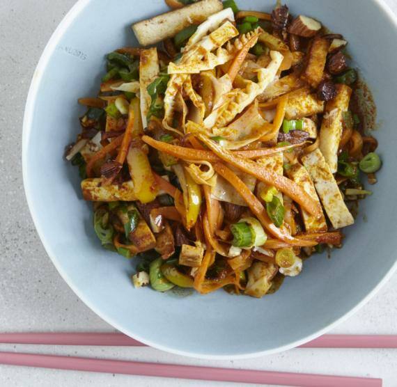 Curry in hellblauer Schüssel mit Stäbchen