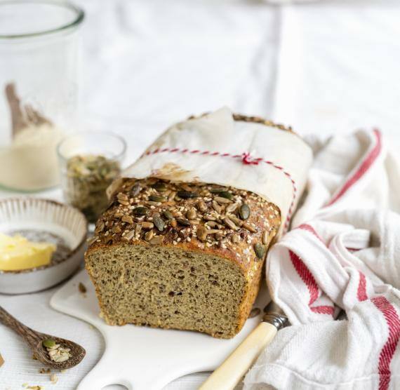 Eiweißbrot auf einem Brett mit Handtuch und Butter