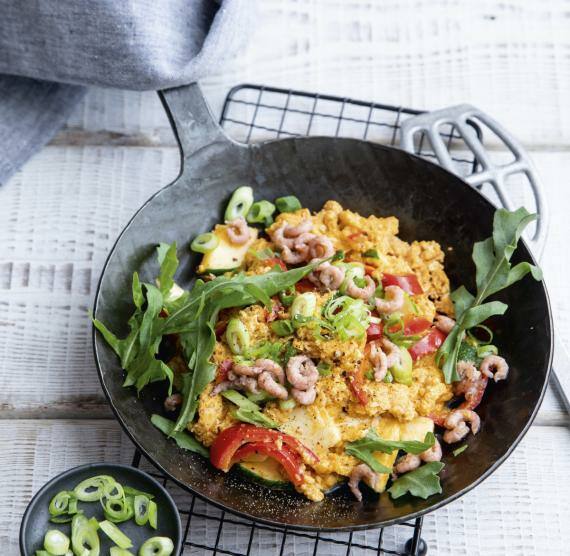 Rührei in einer dunklen Pfanne