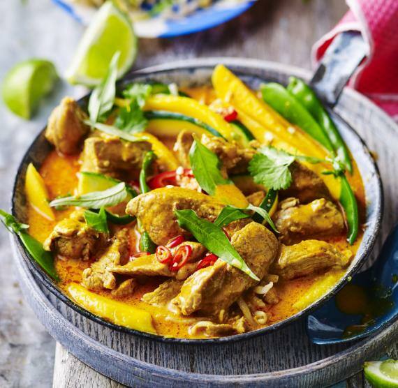 Mango-Curry in einer Pfanne serviert
