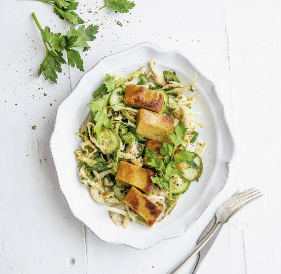 Spitzkohl-Salat auf einem weißen, ovalen Teller mit Besteck