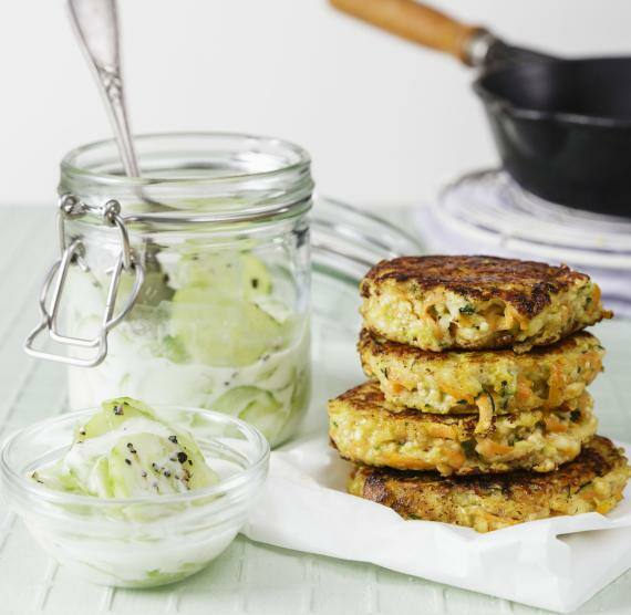 Glas und kleine Schale mit Gurkensalat und 4 Bratlinge