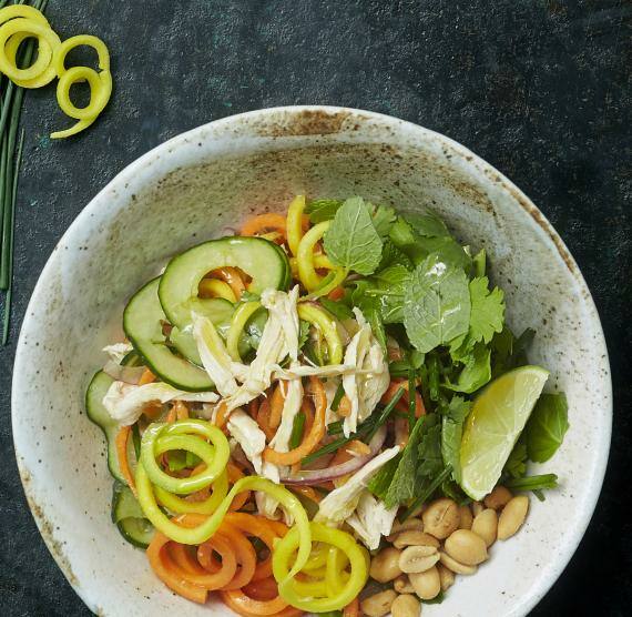 Bun Bo in einer hellen Schale auf dunklem Untergrund