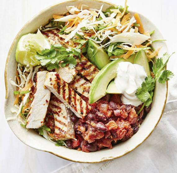 Bowl mit Fleisch, Avocado, Limette, Weißkohl und Karotten